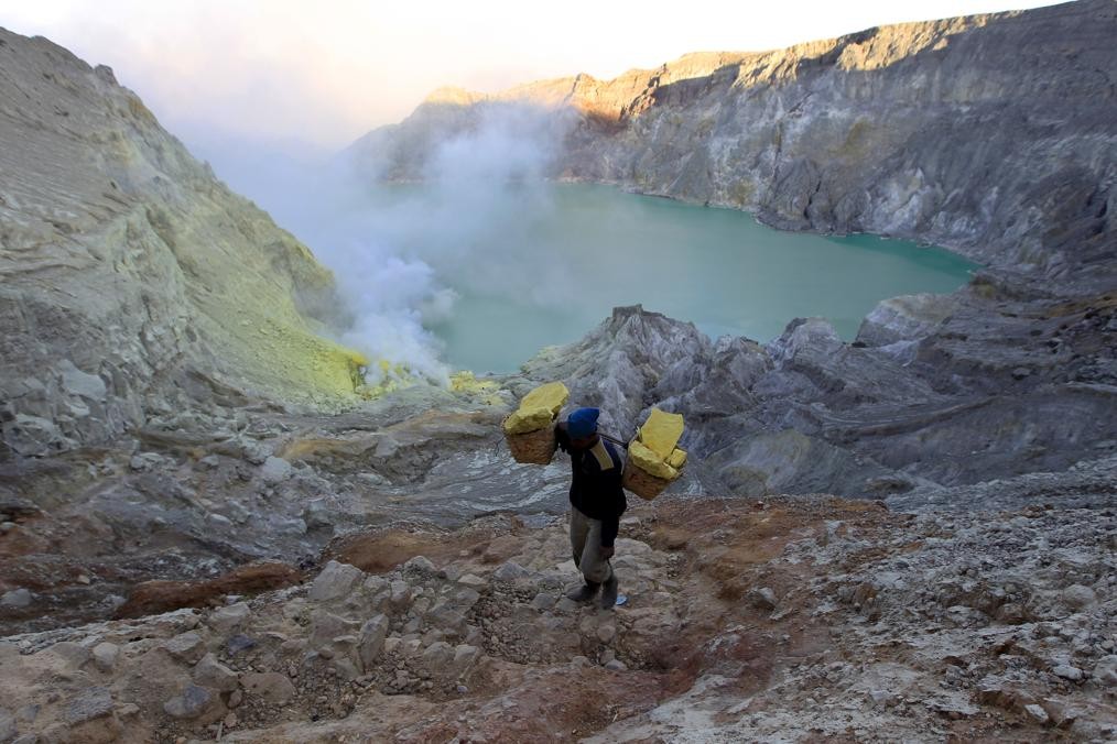 Trên đỉnh ngọn núi lửa Kawah Ijen, ở Đông Java, Indonesia, cao 2.600 m là một miệng núi lửa rộng lớn đồng thời cũng là một hồ khai thác lưu huỳnh lâu đời của người dân địa phương.